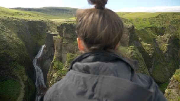 Νεαρή Γυναίκα Θέα Ένα Μαγευτικό Καταρράκτη Στην Ισλανδία — Αρχείο Βίντεο