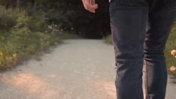 Uomo Che Cammina Nel Bosco Moda — Video Stock