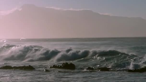 Aan Kust Van Maui Hawaii Met Het Silhouet Van Haleakala — Stockvideo