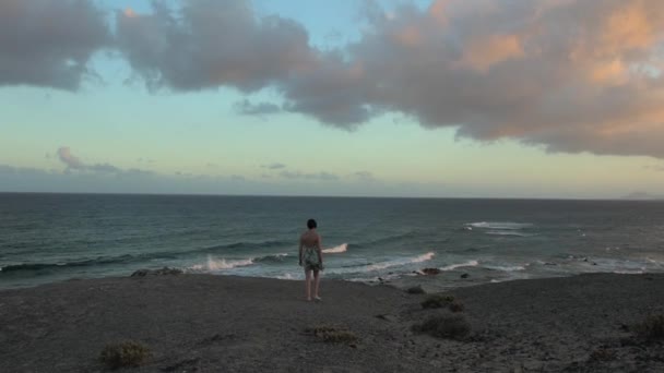 Kobieta Spacerująca Rzuca Wulkaniczną Wyspę Lanzarote — Wideo stockowe