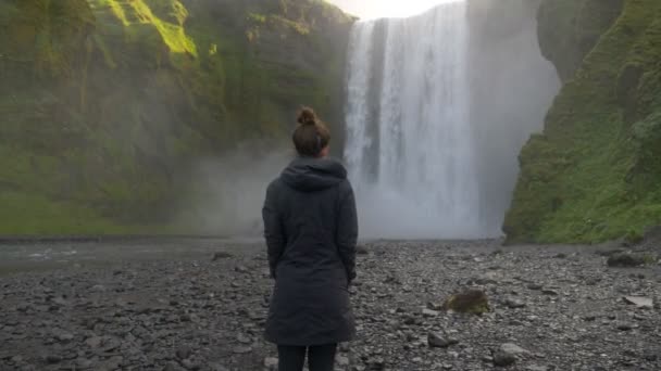 Mujer Pie Majestuosa Cascada Islandia — Vídeos de Stock