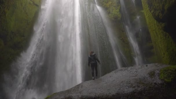 Zlanda Daki Mağarada Şelaleye Yürüyüş Yapan Genç Bir Kadının Arzusu — Stok video