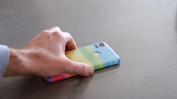 Controleren Van Een Heldere Regenboog Mobiele Telefoon Voor Berichten — Stockvideo