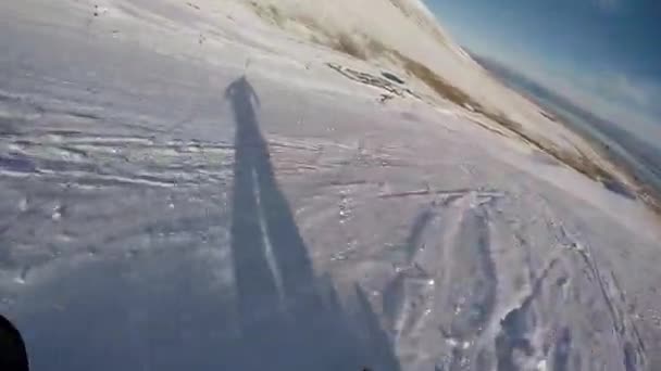 Perspectiva Esquiador Deslizándose Por Una Ladera Con Montañas Lago Lejos — Vídeo de stock