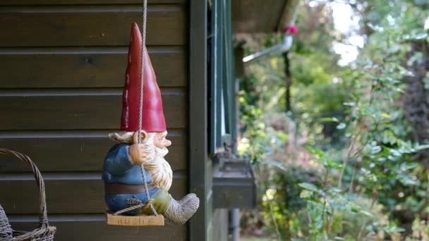 Gnome Taman Duduk Ayunan Lembut Berayun Oleh Angin Taman Gnome — Stok Video