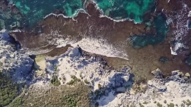 Deniz Feneri Olan Çürümüş Bir Ada — Stok video