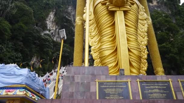 Enorme Gouden Standbeeld Bij Hindoe Tempel — Stockvideo