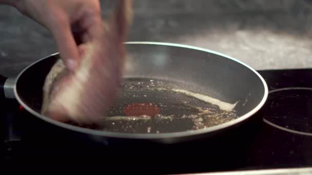 Mutfakta Tavada Kızartılmış Domuz Bifteği Pişirmek Domuz Filetosu — Stok video
