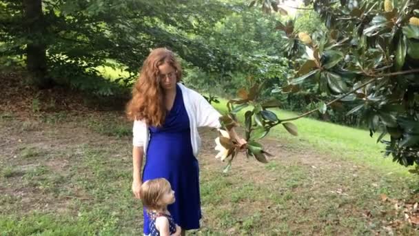 Moeder Dochtertje Ruiken Samen Bloemen Tuin — Stockvideo