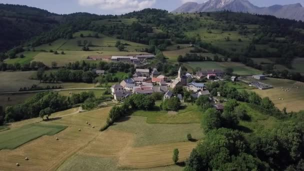 Pequena Aldeia Nos Alpes Franceses — Vídeo de Stock