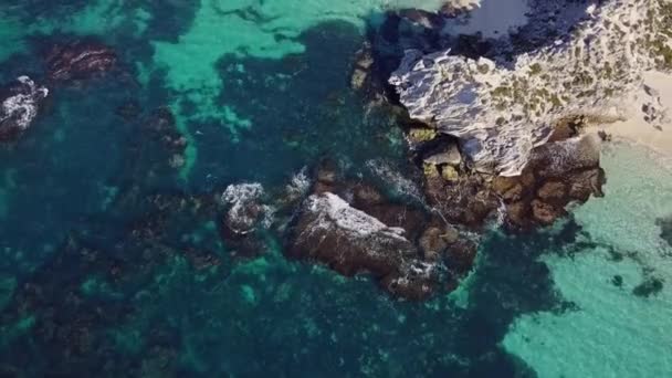 Ilha Podre Com Farol — Vídeo de Stock