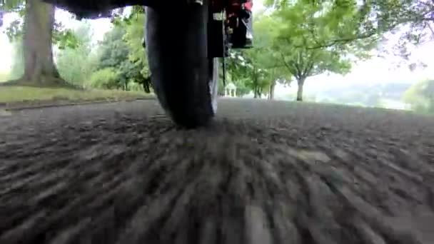 Caméra Fixée Sur Fond Scooter Électrique Dans Parc — Video