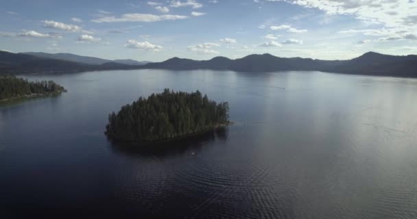 Prästen Lake Idaho Island Aerial — Stockvideo