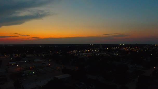 日落时建筑物和灯光的空中录像 — 图库视频影像