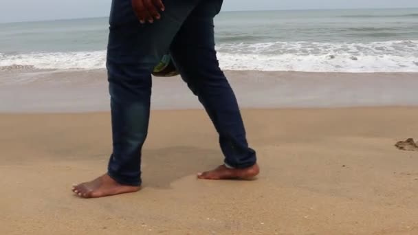Mannen Die Blootsvoets Het Strand Lopen — Stockvideo