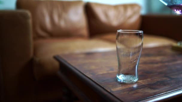 Verser Une Boisson Rouge Dans Verre Froid Sur Une Table — Video