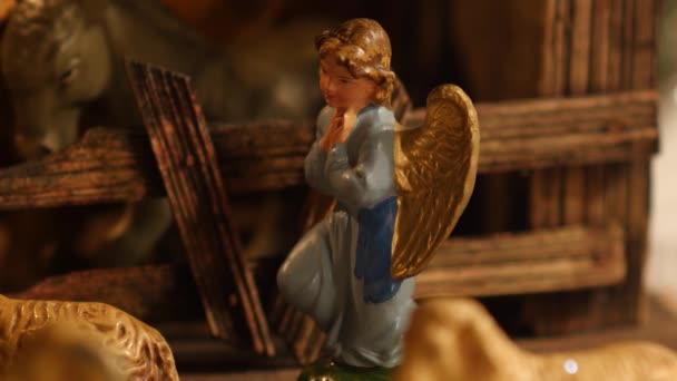 A szobor egy angyal nézi a kis Jézus egy vintage régi európai karácsonyi betlehem vagy jászol jelenet (creche).
