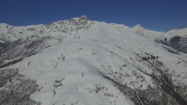 Italiaanse Besneeuwde Berg Met Skiërs Alpen — Stockvideo