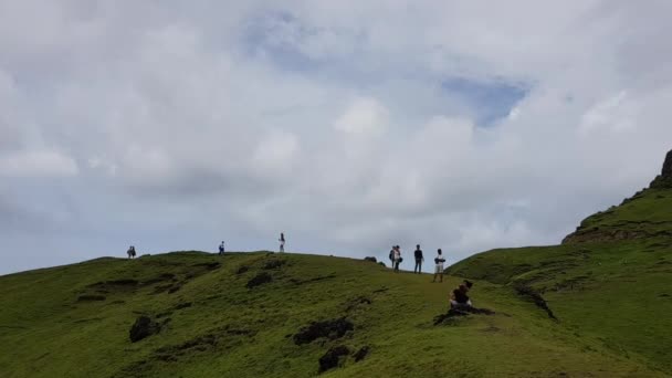 Gruppo Turisti Che Camminano Sulla Cima Una Collina Scattano Foto — Video Stock