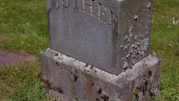 Una Vieja Lápida Cementerio Inscripción Madre — Vídeo de stock