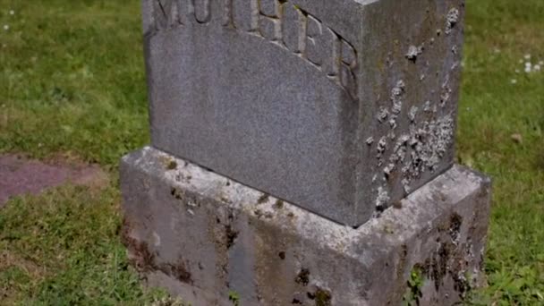 Vieille Mère Pierre Tombale Dans Cimetière Inscription Mère — Video