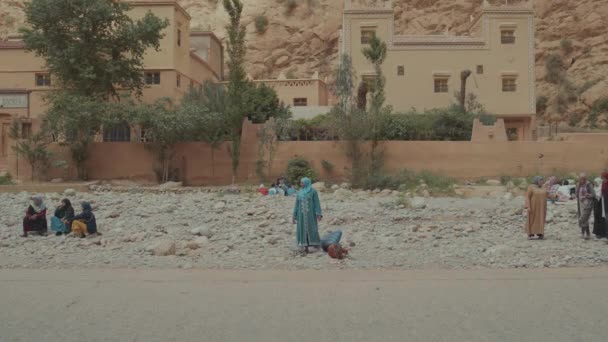 Maroc Les Gens Marchent Près Des Maisons Désert Arrière Plan — Video