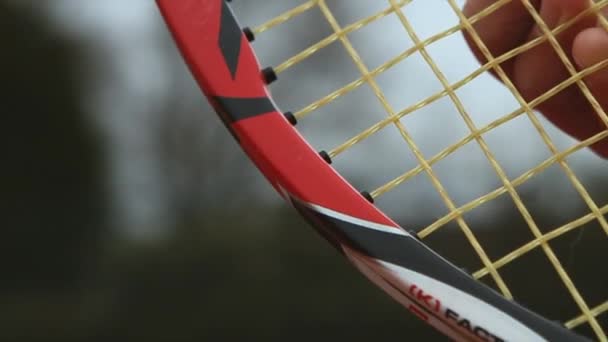 Tenista Arrancando Cuerdas Una Raqueta Tenis — Vídeos de Stock