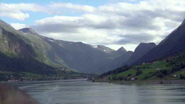 Kapal Pesiar Berangkat Dari Olden Norwegia Pemandangan Dari Railing — Stok Video