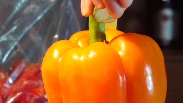 Řezání Vrcholu Oranžové Papriky — Stock video