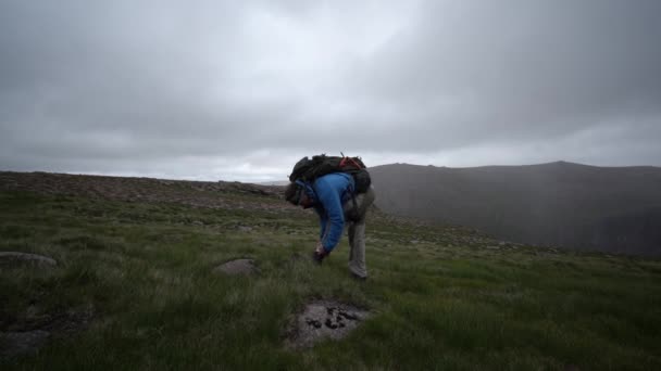 Homem Andando Nas Montanhas — Vídeo de Stock
