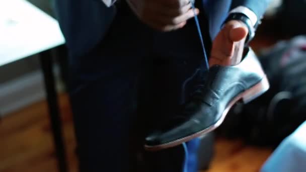 Groom Colocando Sapatos — Vídeo de Stock