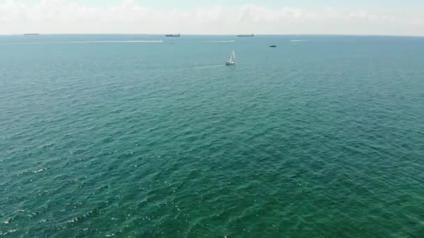 Zeilboot Met Een Amerikaanse Vlag Speedboten Achtergrond — Stockvideo