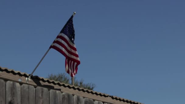 Bandeira Americana Voando Lado Uma Casa Dia Ensolarado — Vídeo de Stock