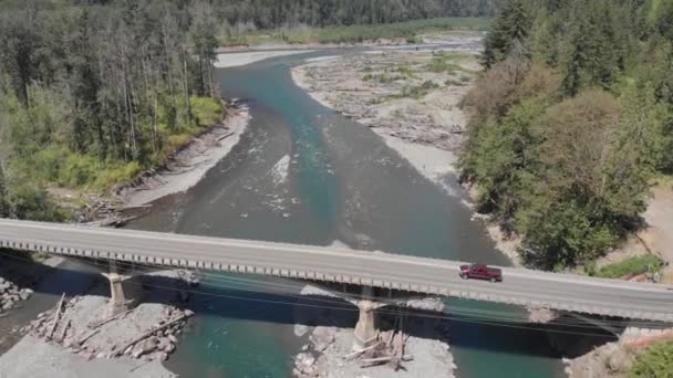 Κηφήνας Πλάνα Από Ένα Όμορφο Ποτάμι Κάτω Από Μια Γέφυρα — Αρχείο Βίντεο
