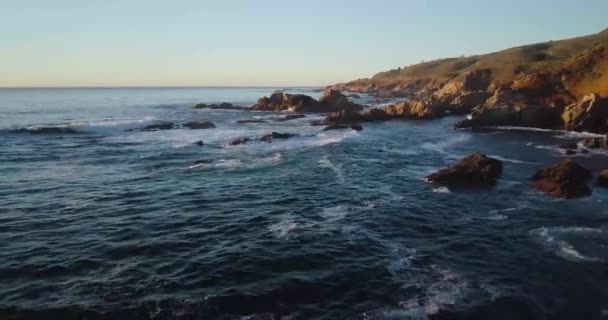 Ondas Batendo Big Sur Califórnia — Vídeo de Stock