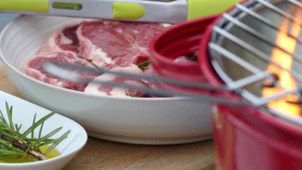 羊排在桶肉 迷迭香盐和橄榄油上 — 图库视频影像