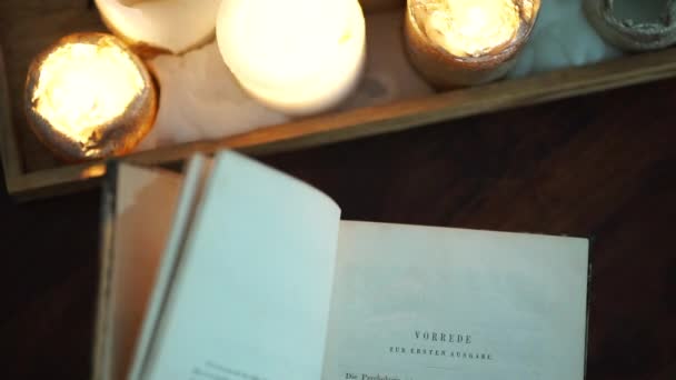 Leyendo Libro Las Luces Las Velas Hojeando Través — Vídeo de stock