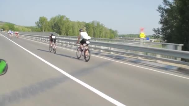 骑自行车的人沿着空旷的道路赛跑 在奥地利举行的一年一度的铁人竞赛中 参赛者竞争激烈 — 图库视频影像