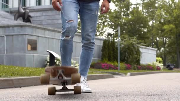 Plocka Upp Skateboard Staden — Stockvideo