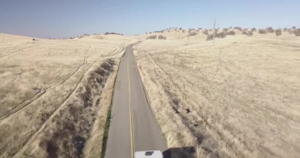 Drone Beelden Van Camper Rijden Langs Een Weg Californië — Stockvideo