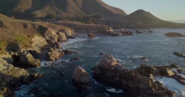 Vågor Kraschar Vid Big Sur Vid Solnedgången — Stockvideo