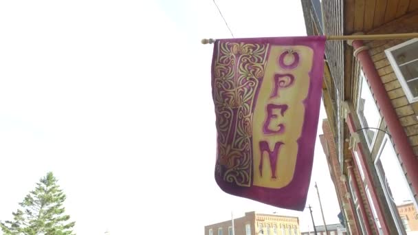 Bandera Abierta Fuera Una Tienda Local — Vídeos de Stock