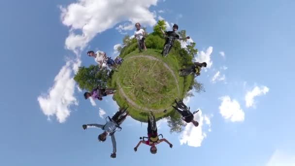 Spinning 360 Biker Einen Winzigen Planeten Halten Ihre Arme Erfolg — Stockvideo