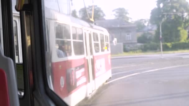 Güneşli Bir Öğleden Sonra Virajı Dönerken Prag Tramvayından Dışarı Bakıyorum — Stok video