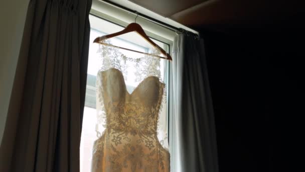 Свадебное Платье Висит Окне — стоковое видео