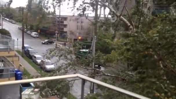 Yoğun Şehirde Yoğun Saatlerde Rüzgarlı Bir Gün Üçüncü Katın Balkonundan — Stok video