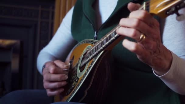Vertraagde Clip Van Blanke Vrouw Spelen Folk Deuntjes Mandoline — Stockvideo