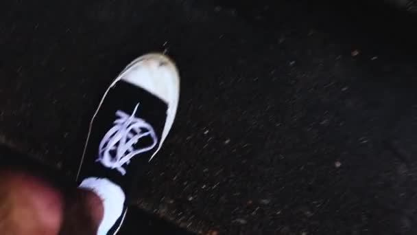 Ensemble Jambes Avec Des Chaussures Converses Sur Lentement Fait Leur — Video