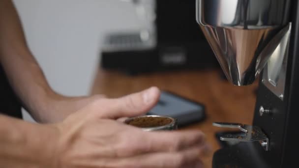 Kahvecisi Kahvenin Ağırlığını Ölçer Portafilter Deki Topraklanmış Kahveyi Doldurur — Stok video