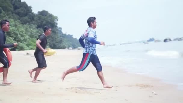 Three Asian Lifeguards Running Rescue Drowning Person — Stock Video